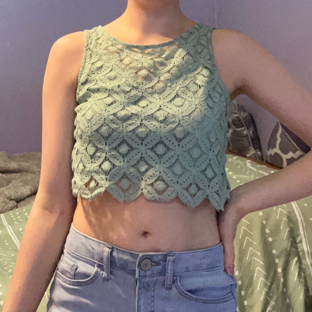 Point green lace backless crop top